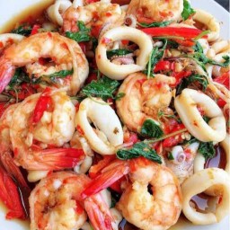 กระเพราพริกแห้ง เจ้รุ่งบ้านเอื้อ81