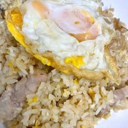 ข้าวผัดหมูกรอบ