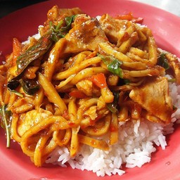ผัดพริกแกงหน่อไม้ราดข้าว