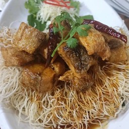 หมี่กรอบกระพงซอสมะขาม