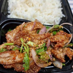 ข้าวยำไก่แซ่บ  (spicy chicken salad with rice)