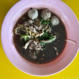 หมี่เหลืองเนื้อสดลูกชิ้น