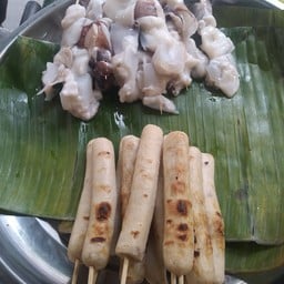 ลูกชิ้นปิ้ง หมึกสดย่างข้างม.รัตนบัณฑิต ติดเซเว่นซอย18