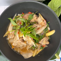 แกงคั่วหน่อไม้ดองใส่หมู