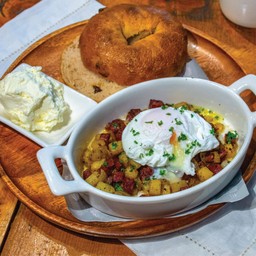 เนื้อคอร์นบีฟกับไข่ดาวน้ำ