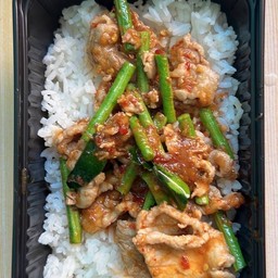 ผัดพริกแกงหมูราดข้าว