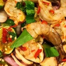 ข้าวกะเพรา กะ ข้าว ไข่เจียว ทุ่งเศรษฐี