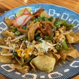 ผัดไทยเกี๊ยวกรอบหมูแดง