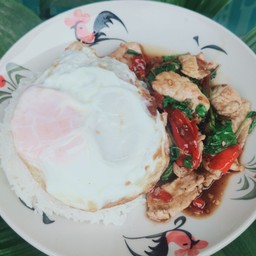 ข้าวสวยร้อนๆผัดกระเพราหมูชิ้น ไข่ดาว