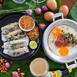 ข้าวเกรียบปากหม้อญวน + ไข่กระทะ + โอวัลตินหรือกาแฟ