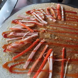 เครปไข่ปูอัดแฮมไส้กรอก