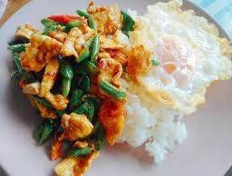 ผัดพริกแกงไก่ กับข้าว
