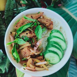 ข้าวสวยร้อนๆนำ้ตกหมูแซบซี๊ด