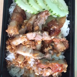 หมูกรอบกระเทียมราดข้าว