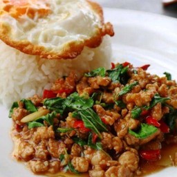 กระเพราหมูสับ ราดข้าว