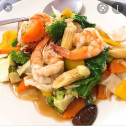 ผัดผักรวมมิตรน้ำมันหอยกุ้ง