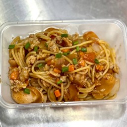 สปาเก็ตตี้ผัดซอสใส้กรอกหมูสับ