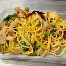 สปาเก็ตตี้ผัดพริกแห้งเบค่อน