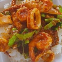 กุุ้งปลาหมึกผัดพริกแกงถั่วราดข้าว