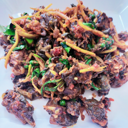 กบชิ้นผัดเผ็ดราดข้าว