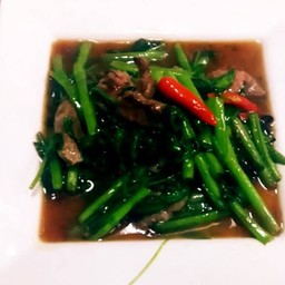 ผัดผักบุ้งเนื้อตุ๋นไฟแดง((กับข้าวอย่างเดียว)