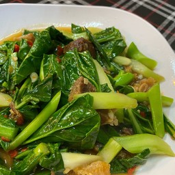 คะน้าน้ำมันหอย - หมูกรอบ