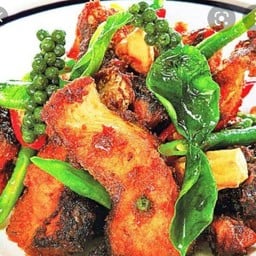 ปลาช่อนผัดเผ็ด