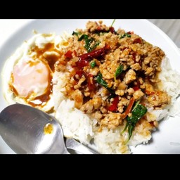 ข้าวหมูสับผัดใบโหระพาพริกแห้ง