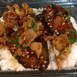 กะเพราเนื้อปลาดุกกรอบ