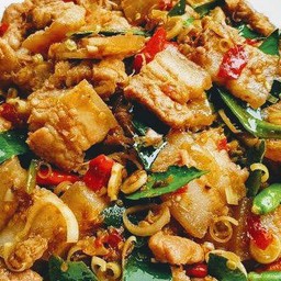 หมูสามชั้นผัดตะไคร้ ราดข้าว