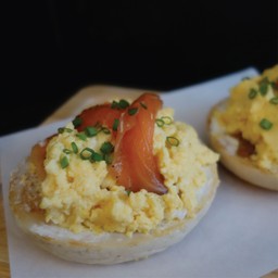 ไข่คนและแซลมอน