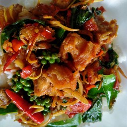 ผัดฉ่าหมูกรอบ