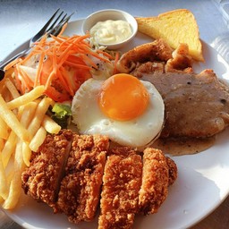 สเต็กสันคอหมู+ไข่ดาว+ไก่กรอบ