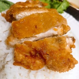 ข้าวไก่ทอดซอสน้ำปลา