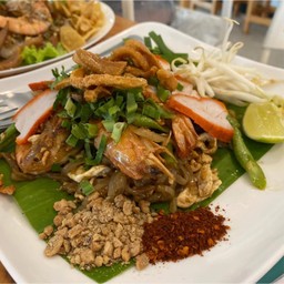 ผัดไทยรวม (หมูแดง+กุ้ง)