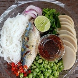 ยำขนมจีนปลาทู by. kim  (บ้านเพื่อนหม่าล่า)