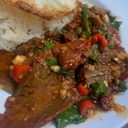 ข้าวราดผัดกระเพราเนื้อแดง