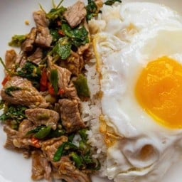 ข้าวกะเพราเนื้อ