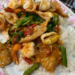 ข้าวผัดพริกแกง หมู - ไก่ - ทะเล