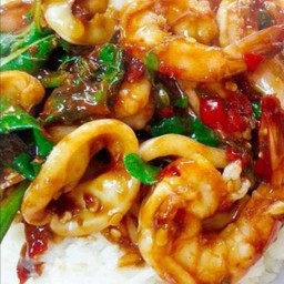 กระเพรากุ้งปลาหมึกราดข้าว