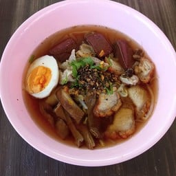 ก๋วยจั๊บหมูกรอบน้ำใส By พี่สาว