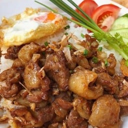 ข้าวเนื้อกระเทียม