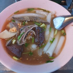ก๋วยจั๊บน้ำใสหมูกรอบ-ไข่