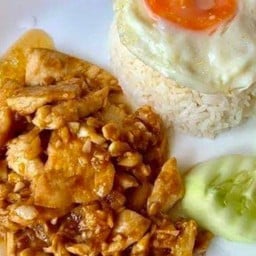 ข้าวราดไก่กระเทียม..ไข่ดาว