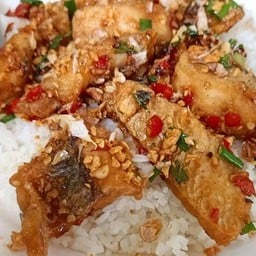 ปลาผัดพริกเกลือราดข้าว
