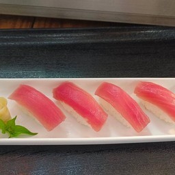 ข้าวหน้าปลาทูน่า