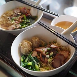 บะหมี่เกี๊ยวกุ้งหมูแดง