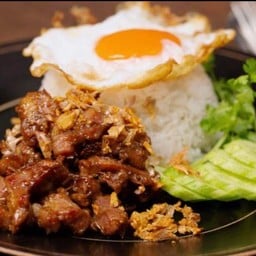 ข้าวหมูกระเทียม