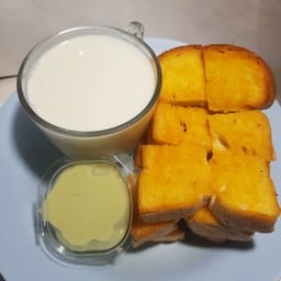 ปังปิ้ง เนย จิ้ม สังขยาลาวาใบเตยหอม + นมสดร้อน