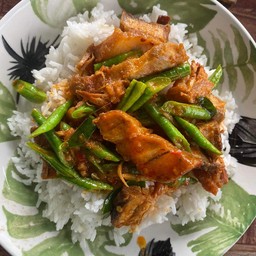 ผัดพริกแกงราดข้าว
